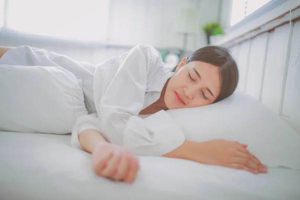 Femme Asiatique Couché Sur Linge Lit Blanc Dans Lumière Douce — Photo