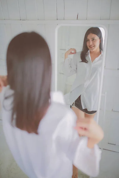 Mujer Asiática Con Pelo Largo Chequeo Traje Espejo — Foto de Stock