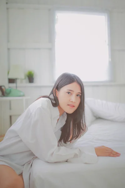 Vacker Ung Asiatisk Kvinna Sitter Vitt Sänglinne Mjukt Morgonljus — Stockfoto
