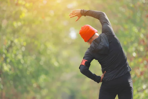 Άνθρωπος Ζεσταίνει Τους Μυς Πριν Από Τρέξιμο Στο Δάσος Ηλιακό — Φωτογραφία Αρχείου