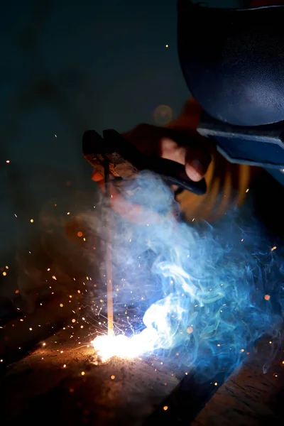 Nahaufnahme Arbeiter Mit Schutzmaske Schweißen Von Metall — Stockfoto