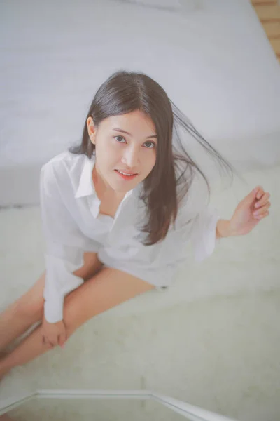 Retrato Mulher Asiática Camisa Branca Olhando Para Câmera — Fotografia de Stock