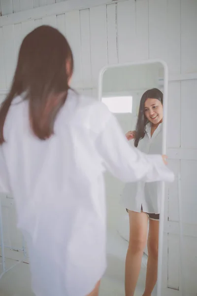 Mulher Asiática Com Cabelo Longo Verificando Roupa Espelho — Fotografia de Stock