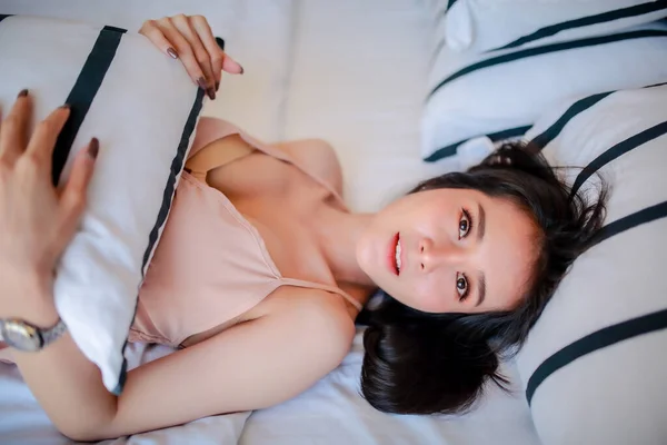 Retrato Interior Hermosa Mujer Feliz Despertando Cama Dormitorio Ella Está — Foto de Stock
