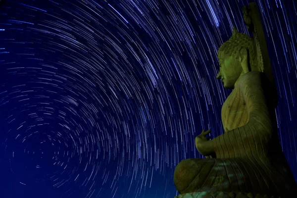 Красивые Звездные Тропы Ночи Перед Статуей Будды — стоковое фото