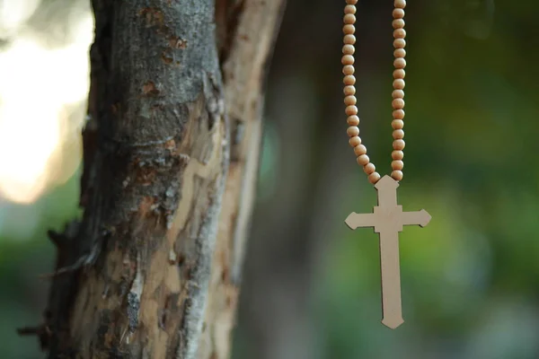 Close Wooden Cross Hand Focus Cross Blessing God Sunlight Background — Stock Photo, Image