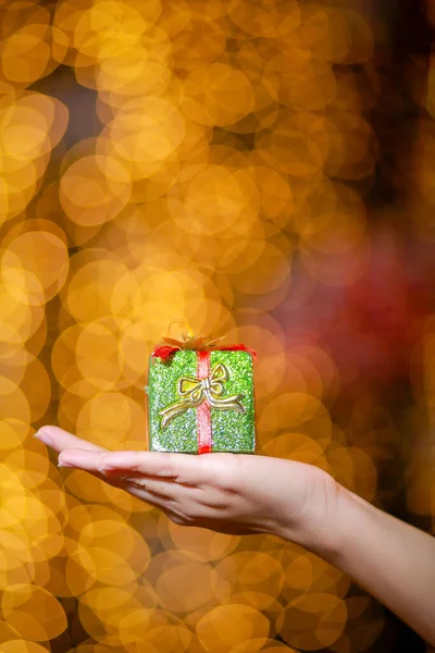 Frohe Weihnachten Und Ein Gutes Neues Jahr Geschenkbox Frauenhänden Mit — Stockfoto