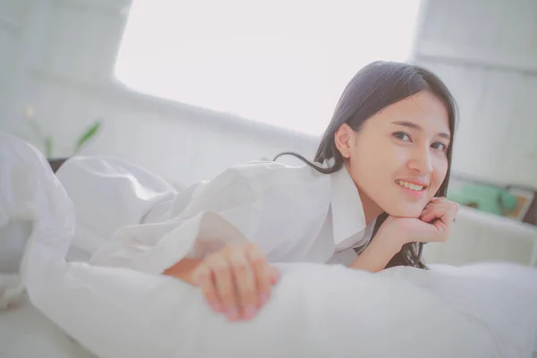 Sorrindo Mulher Asiática Com Cabelo Escuro Que Coloca Roupa Cama — Fotografia de Stock