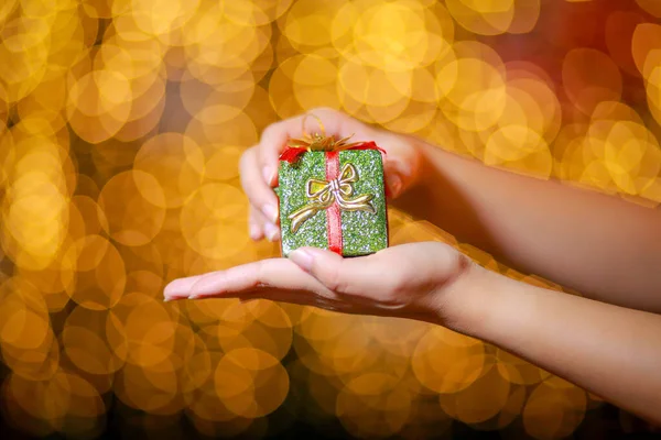 Frohe Weihnachten Und Ein Gutes Neues Jahr Geschenkbox Frauenhänden Mit — Stockfoto