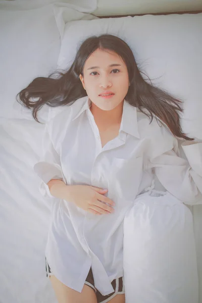 Asijské Žena Ležící Bílém Ložním Prádle Měkkém Ranním Světle — Stock fotografie