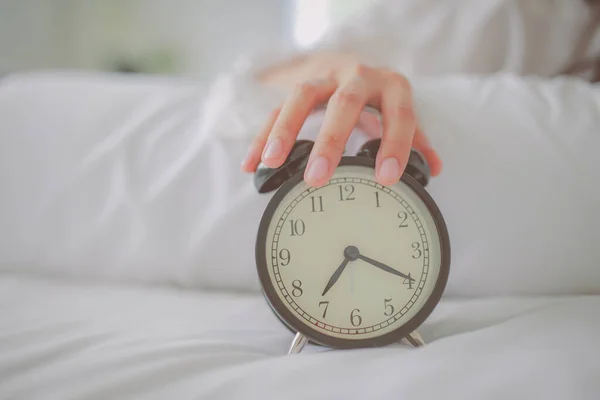 Concéntrate Reloj Despertador Vintage Por Mañana Desenfócate Joven Que Duerme — Foto de Stock