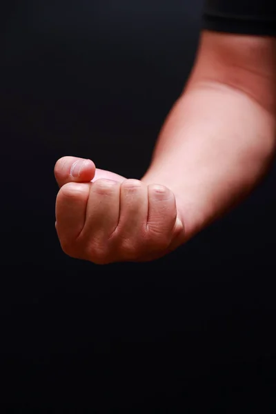 Ajuste Hombre Musculoso Ejercicio Con Sobre Fondo Oscuro —  Fotos de Stock