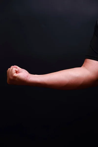 黒い背景で運動する筋肉の男にフィット — ストック写真