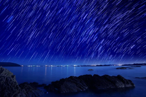 在大海中的夜晚 运动的美丽的星迹映像 — 图库照片