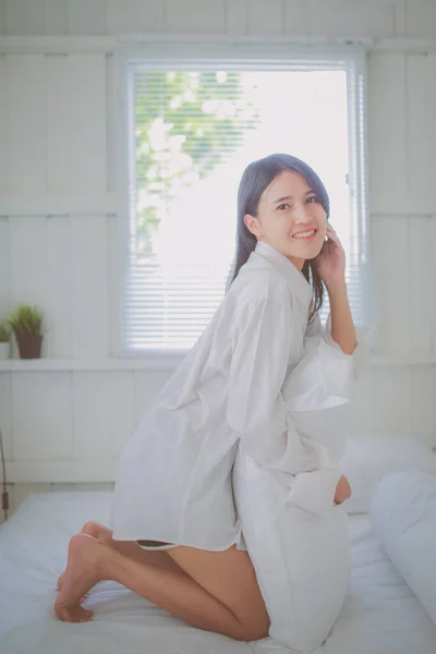 Jovem Mulher Asiática Com Cabelos Longos Posando Roupa Cama Branca — Fotografia de Stock