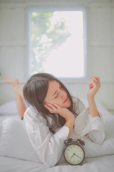 Somnolent Asiatique Femme Lit Avec Réveil Près — Photo
