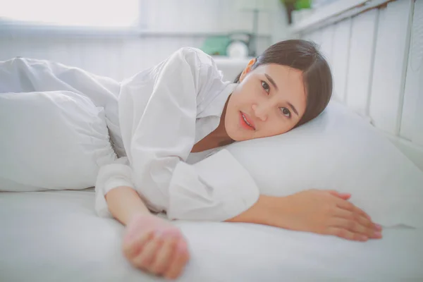 Mulher Asiática Relaxante Olhando Para Câmera Roupa Cama Branca Luz — Fotografia de Stock