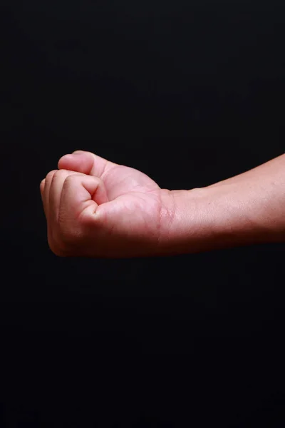 Fit Muskulöser Mann Trainiert Mit Auf Dunklem Hintergrund — Stockfoto