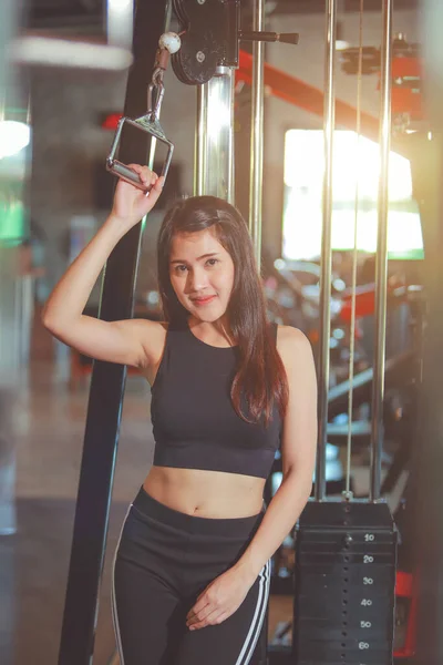 Ganska Asiatisk Kvinna Poserar Gym Med Ömt Solsken — Stockfoto