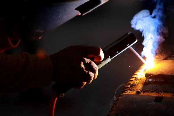 Trabajador Cerca Con Máscara Protectora Soldadura Metal — Foto de Stock