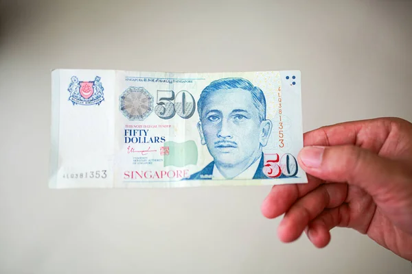 手はショッピングの準備ができて10シンガポールドル紙幣を保持し シンガポール通貨ショッピングで多くの価値 — ストック写真