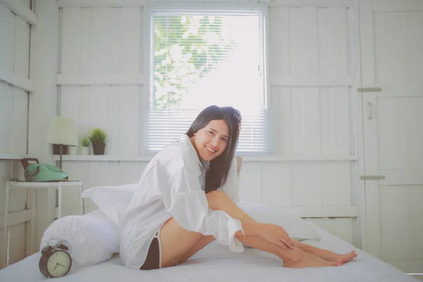 Muito Jovem Mulher Asiática Sentada Roupa Cama Branca Desfrutando Manhã — Fotografia de Stock