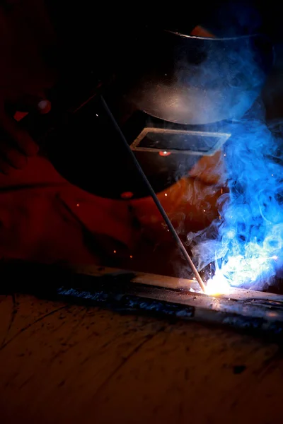 Nahaufnahme Des Schweißers Bei Der Arbeit Der Werkstatt — Stockfoto