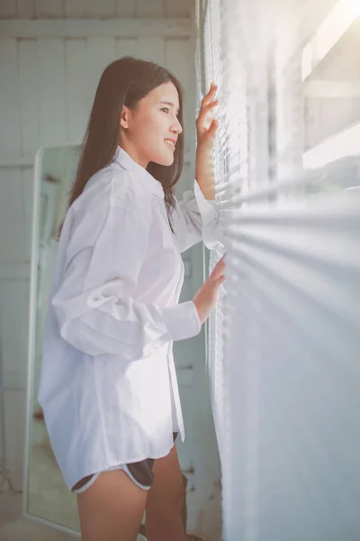 Mujer Asiática Camisa Blanca Gran Tamaño Posando Cerca Ventana Con — Foto de Stock