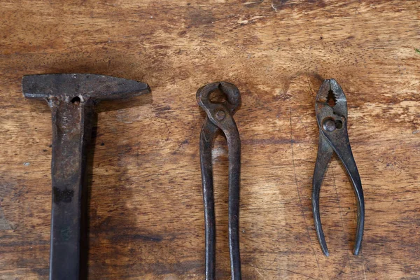 Παλιά Εργαλεία Ξύλινο Τραπέζι — Φωτογραφία Αρχείου