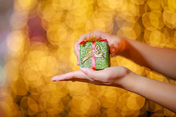 Frohe Weihnachten Und Ein Gutes Neues Jahr Geschenkbox Frauenhänden Mit — Stockfoto