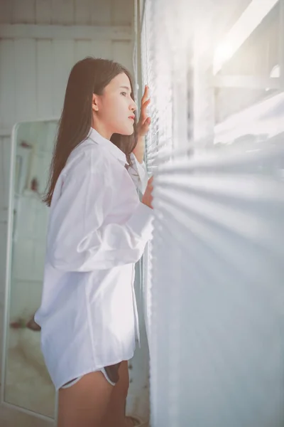 Cerrar Vista Mujer Asiática Mirando Través Persianas Ventana — Foto de Stock