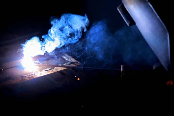 Close Worker Protective Mask Welding Metal — Stock Photo, Image