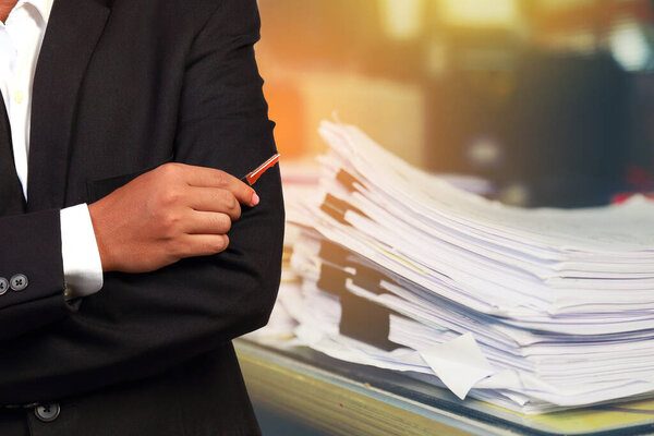 Los Empresarios Tienen Clave Los Documentos Papel Apilados Segundo Plano — Foto de Stock