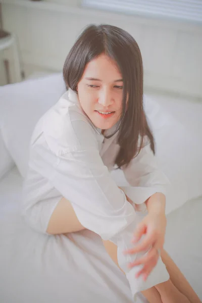 Mulher Asiática Bonita Desfrutando Tempo Manhã Roupa Cama Branca Conceito — Fotografia de Stock