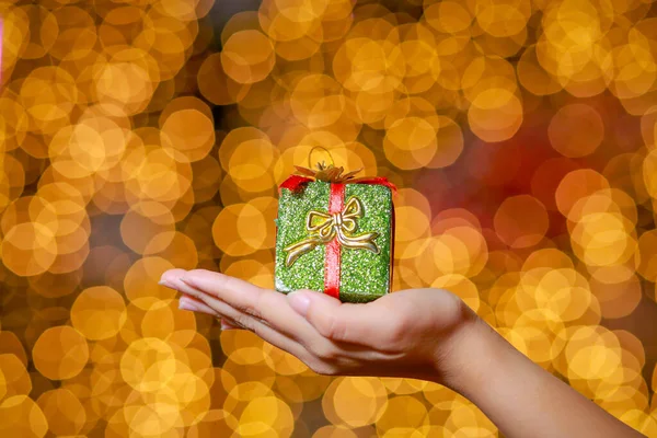 Новым Годом Рождеством Подарочная Коробка Руках Женщины Пылающим Боке — стоковое фото