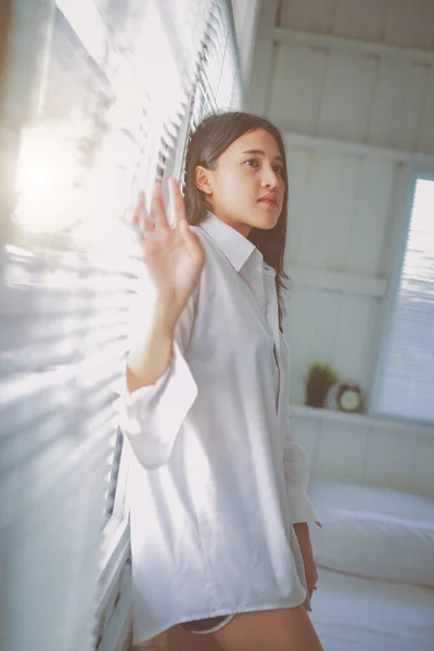 Retrato Mujer Asiática Reflexiva Con Pelo Largo Apoyado Ventana —  Fotos de Stock