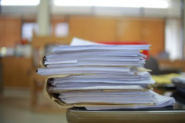 Bulanık arkaplan ile modern ofiste saklanan belgeler