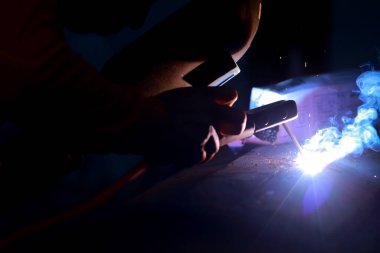 Atölyede çalışan kaynakçıya yakın çekim.