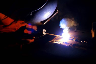 Atölyede çalışan kaynakçıya yakın çekim.