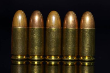 kurşunlar siyah arkaplanda