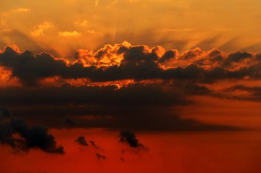  Bulutlu gökyüzü ve suyun içinde güneş yansıması. Yazıların için yer var..