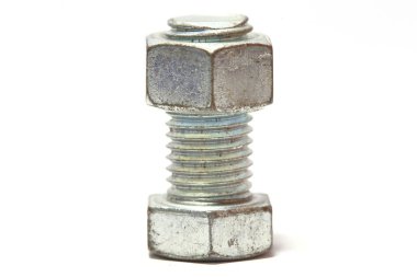 Beyaz arkaplanda cıvatalar ve fındık izole