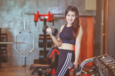 Güzel Asyalı kadın jimnastik yapıyor. Sağlıklı yaşam tarzı kavramı.