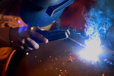 Koruyucu maske kaynaklama metali olan yakın plan işçi..