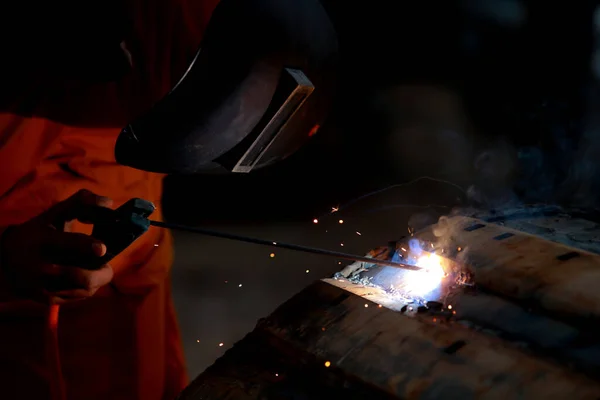 Nahaufnahme Arbeiter Mit Schutzmaske Schweißen Von Metall — Stockfoto