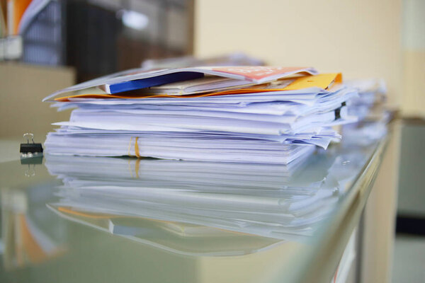 Бумажные деловые документы незавершенной упаковки в архив офисного стола, в архив анализа рынка и учитывает размер будущей прибыли на стол офиса
.