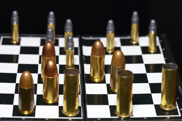 黒と白のチェスの駒のようなチェスボード上の弾丸 — ストック写真