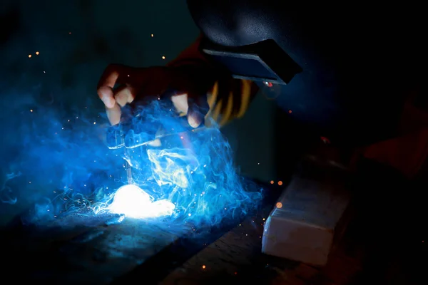 Close Worker Protective Mask Welding Metal — Stock Photo, Image