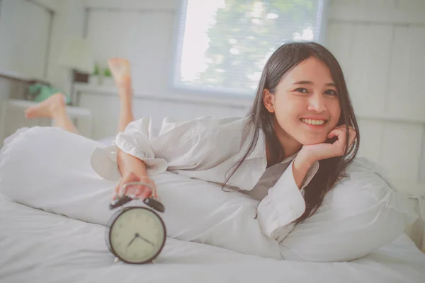 Feliz Sorrindo Asiático Mulher Cama Enquanto Despertador Relógio Mostrando Cedo — Fotografia de Stock