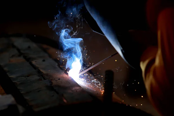 Nahaufnahme Arbeiter Mit Schutzmaske Schweißen Von Metall — Stockfoto